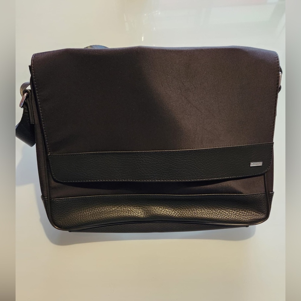 Calvin Klein Black messenger bag in excellent condition. Magnetic snap closure.